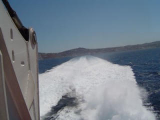 Sillage du ferry partant de Tinos