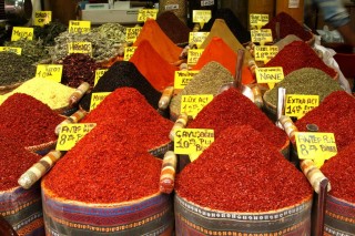 Stand d'épices multicolores au marché d'Istanbul