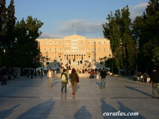 Syntagma, place de la Constitution, et le Parlement à Athènes