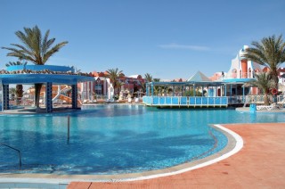Un complexe touristique et sa piscine