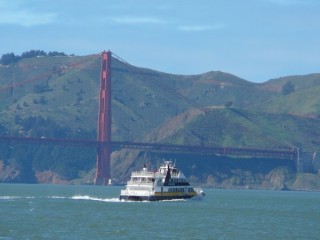 Un ferry passant près du pont