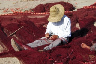 Un pcheur rparant ses filets