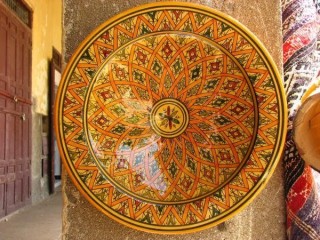 Un plat en cramique de Mekns