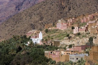 Un village et sa mosque sur les monts Atlas