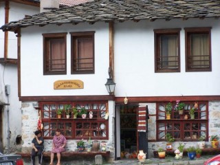Une boutique à Shiroka Laka