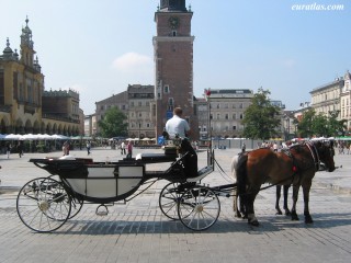 Une calèche sur la place du Marché de Cracovie