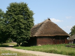 Une grange traditionelle à Brzezow, Précarpates
