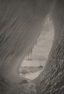 Une grotte de glace dans un iceberg