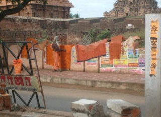 Vtement des sadhus au schage, sur le mur du temp...