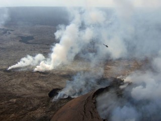 Vue d'hlicoptre du volcan Kilauea