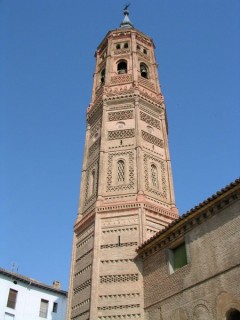 Vue du clocher mudéjar de l'église Santa Maria...