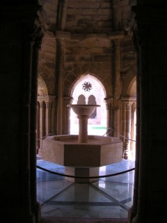 RUEDA : Photo du lavabo médiéval dans le cloître RUEDA : Photo du lavabo médiéval dans le cloître