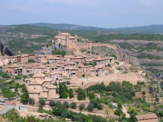 Vue du village d'Alquezar dans les Pyrénées Ar...