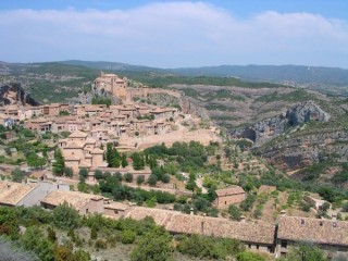 Vue du village d'Alquezar dans les Pyrénées Ar...