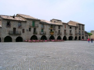 Vue du village pyrnen d'Ainsa (Pyrnes...