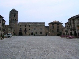 Vue du village pyrnen d'Ainsa (Pyrnes...