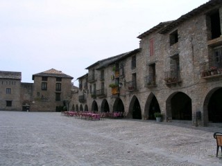 Vue du village pyrnen d'Ainsa (Pyrnes...
