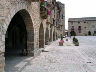 Vue du village pyrnen d'Ainsa (Pyrnes...