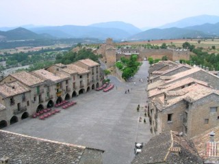 Vue du village pyrnen d'Ainsa (Pyrnes...
