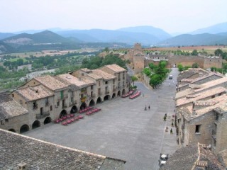 Vue du village pyrnen d'Ainsa (Pyrnes...