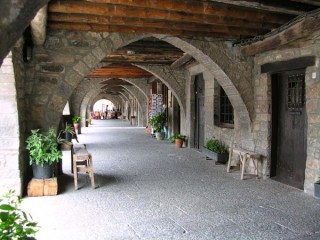 Vue du village pyrnen d'Ainsa (Pyrnes...