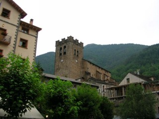 Vue de Torla (Pyrénées Aaragonaises) Vue de Torla (Pyrénées Aaragonaises)