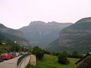 Vue de Torla (Pyrénées Aragonaises) Vue de Torla (Pyrénées Aragonaises)