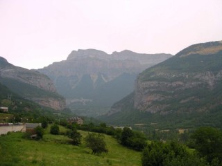 Vue de Torla (Pyrénées Aragonaises) Vue de Torla (Pyrénées Aragonaises)