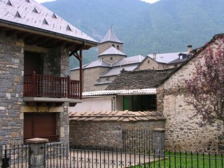 Vue de Torla (Pyrénées Aragonaises) Vue de Torla (Pyrénées Aragonaises)
