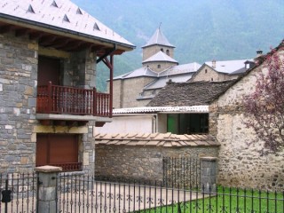 Vue de Torla (Pyrénées Aragonaises) Vue de Torla (Pyrénées Aragonaises)