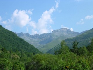 Vue des Pyrénées depuis Linas de Broto Vue des Pyrénées depuis Linas de Broto