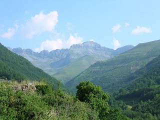 Vue des Pyrénées depuis Linas de Broto Vue des Pyrénées depuis Linas de Broto