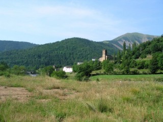 Vue de l'église médiévale de Linas de Broto Vue de l'église médiévale de Linas de Broto
