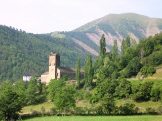 Vue de l'église médiévale de Linas de Broto Vue de l'église médiévale de Linas de Broto