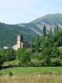 Vue de l'église médiévale de Linas de Broto Vue de l'église médiévale de Linas de Broto