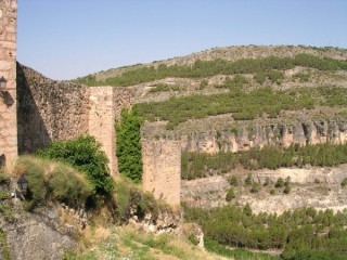 Cuenca : vue du rempart et des falaises en...