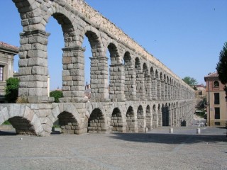 L'aqueduc de Sgovie en perspective