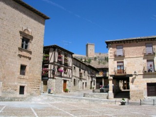 Vue du village et du chteau de Pearanda-de-Duero...