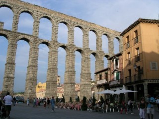 Les terrasses de caf au pied de l'aqueduc de...