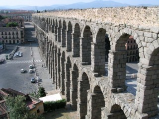 Vue en hauteur de l'aqueduc Sgovie