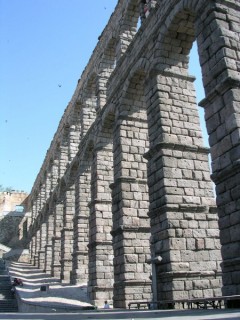 Au pied de l'aqueduc de Sgovie