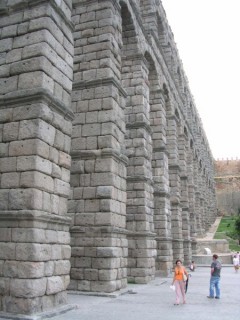 Vue de l'aqueduc depuis le sol