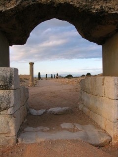 Vue d'une porte dans le rempart roman.