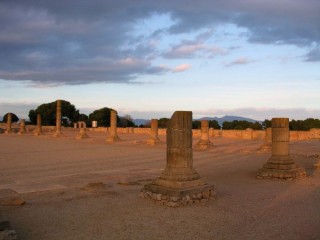 Vue des colonnes du forum de la ville romaine