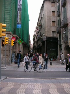 BARCELONE : photo de Barcelone - Rue latrale sur...