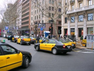 BARCELONE : photo de Barcelone - Taxis sur la Plaza...