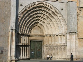 Grone (Catalogne) - Vue d'un des portails de la...