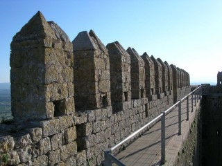 Chteau de Toroella-de-Montgri : crneaux sur le chemin...