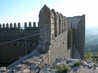 Chteau de Toroella-de-Montgri : crneaux sur les chemins...