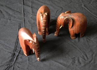 Elephants du sud du Niger en bois taillés